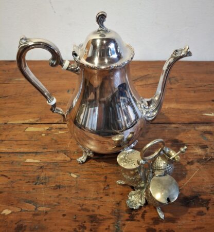 LOT 32 (32178158) Est R300 to R600 – A Novelty Late Victorian Electroplate on Brass Breakfast Cruet Set - Image 2