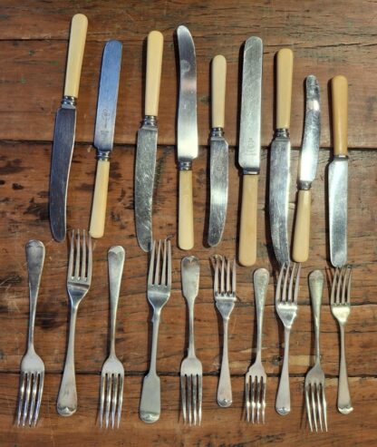 LOT 36 (32190) Est R1000 to R3000 – A Collection of Assorted Late Victorian and 20th Century Electroplate and Faux Bone Hafted Table Cutlery and Flatware of various makers - Image 3