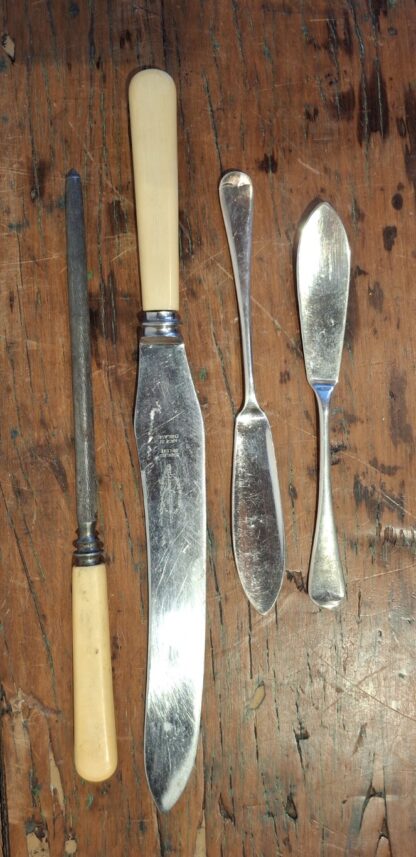 LOT 36 (32190) Est R1000 to R3000 – A Collection of Assorted Late Victorian and 20th Century Electroplate and Faux Bone Hafted Table Cutlery and Flatware of various makers - Image 5