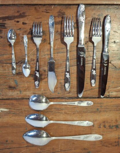 LOT 40 (32425) Est R1000 to R3000 – A Mid 20th Century English Setting for 6 Sheffield Primate Plate EPNS Table Flatware and Cutlery (51pcs) - Image 2