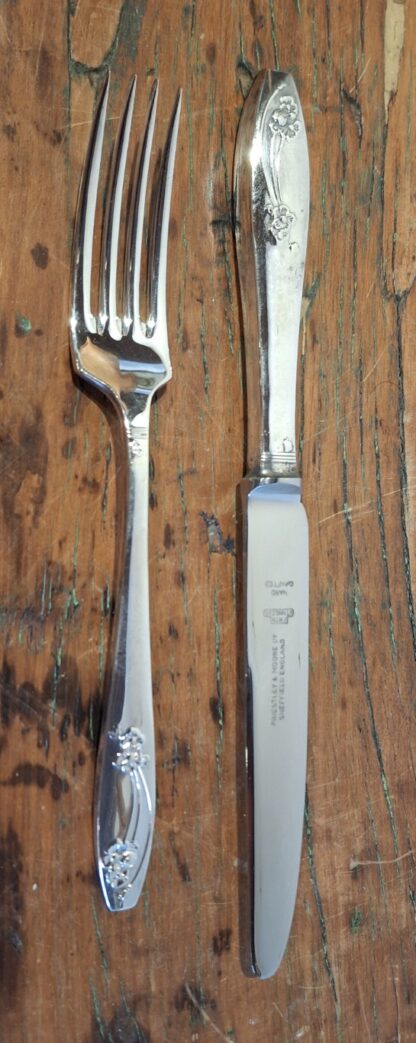 LOT 40 (32425) Est R1000 to R3000 – A Mid 20th Century English Setting for 6 Sheffield Primate Plate EPNS Table Flatware and Cutlery (51pcs) - Image 3